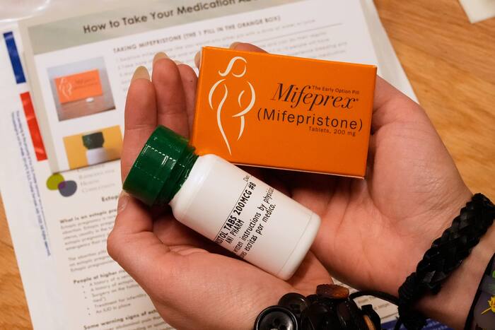De FDA zegt dat de veiligheidsbeoordeling van de abortuspil volgend jaar zal worden voortgezet