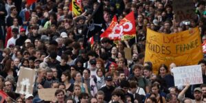 De Franse instantie voor voetbalethiek roept fans op om de politiek buiten de stadions te houden te midden van studentenprotesten