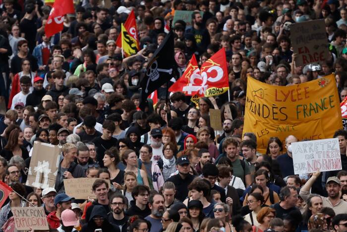 De Franse instantie voor voetbalethiek roept fans op om de politiek buiten de stadions te houden te midden van studentenprotesten