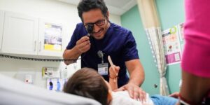 De Medicaid-bezuinigingen van Trump ontnemen vluchtelingen en andere legale immigranten hun gezondheidszorgdekking