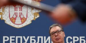 De Servische populistische president Vucic treedt bij vervroegde verkiezingen af ​​om zich kandidaat te stellen voor het premierschap
