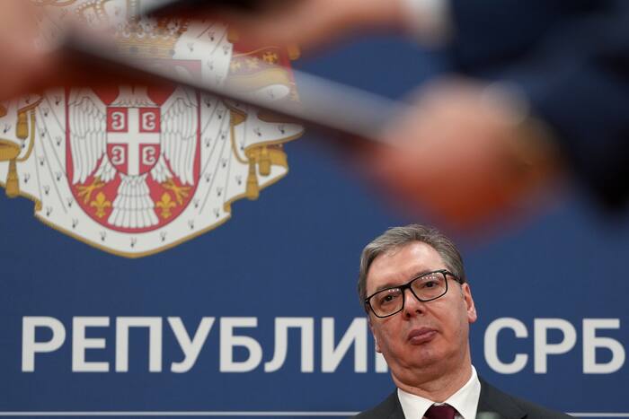 De Servische populistische president Vucic treedt bij vervroegde verkiezingen af ​​om zich kandidaat te stellen voor het premierschap