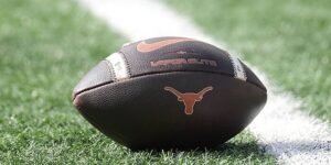 De assistent-coach van Texas werd gearresteerd op grond van DWI-aanklacht in de laatste afleiding voor nummer 1 Longhorns