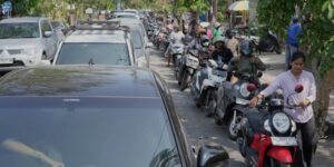 De brandstofcrisis treft het Indonesische Bali en veroorzaakt dagenlang lange rijen bij benzinestations