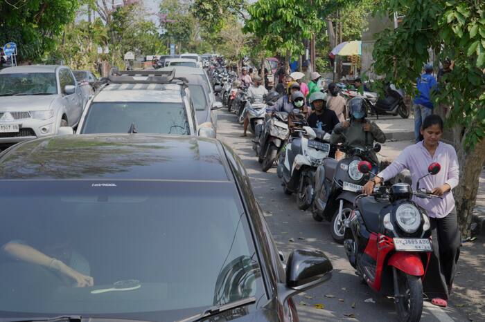De brandstofcrisis treft het Indonesische Bali en veroorzaakt dagenlang lange rijen bij benzinestations
