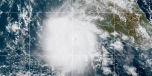 De krachtige orkaan Polo doordrenkt de kust van Mexico terwijl Nolo zich richt op Hawaï