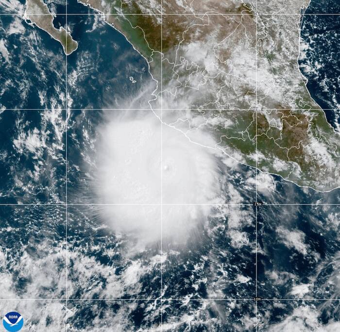 De krachtige orkaan Polo doordrenkt de kust van Mexico terwijl Nolo zich richt op Hawaï