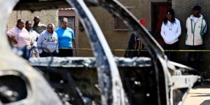 De politie jaagt op schutters nadat twee massaschietpartijen in Zuid-Afrika minstens 27 doden hebben geëist