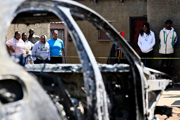 De politie jaagt op schutters nadat twee massaschietpartijen in Zuid-Afrika minstens 27 doden hebben geëist