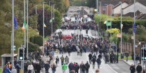 De spanningen lopen hoog op in Noord-Ierland nadat de controversiële mars werd geblokkeerd vanaf een historisch vlampunt