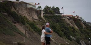 De stijging van de zeespiegel verandert een badplaats in Californië en bedreigt een belangrijke spoorlijn