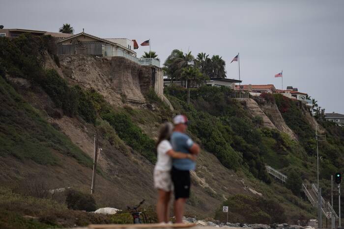 De stijging van de zeespiegel verandert een badplaats in Californië en bedreigt een belangrijke spoorlijn
