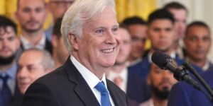 Dodgers-eigenaar Mark Walter heeft een rechtszaak aangespannen wegens vermeend verzuim om federale onderzoeken aan polishouders bekend te maken