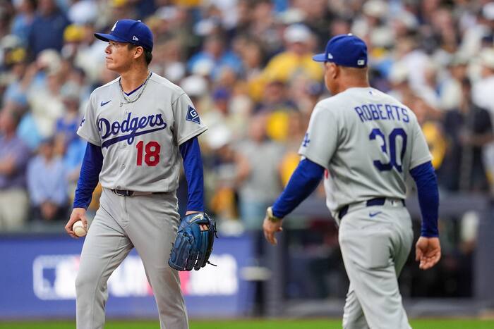 Dodgers-topman Yoshinobu Yamamoto wordt al vroeg achtervolgd door de Brewers in een zeldzame postseason-blindganger