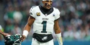 Eagles sluiten quarterback Jalen Hurts uit voor de wedstrijd van zondag tegen Carolina vanwege een bloedstolsel