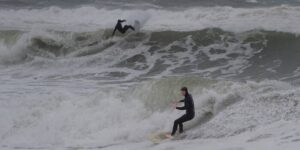 Een aanhoudende nor’easter teistert het noordoosten van de VS en veroorzaakt kustoverstromingen, stroomuitval en minstens één dode