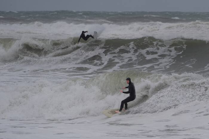 Een aanhoudende nor'easter teistert het noordoosten van de VS en veroorzaakt kustoverstromingen, stroomuitval en minstens één dode
