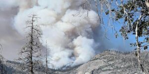 Een brandbestrijdingshelikopter stort neer nabij Yosemite, waarbij beide piloten om het leven komen