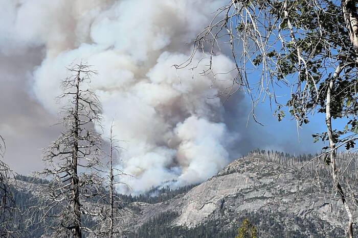 Een brandbestrijdingshelikopter stort neer nabij Yosemite, waarbij beide piloten om het leven komen