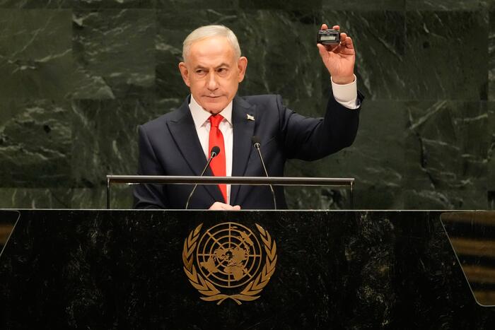 Een geïsoleerde Netanyahu was uitdagend bij de VN toen hij thuis herverkiezing nastreefde