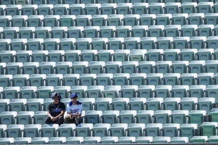 Een laaiende driecijferige hitte drukt neer op de Braves-Dodgers NLDS-opener in Los Angeles
