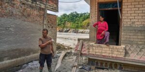 Een maand na de overstromingen in Nepal worden er nog steeds duizenden vermist en staan ​​gezinnen voor een langdurig herstel