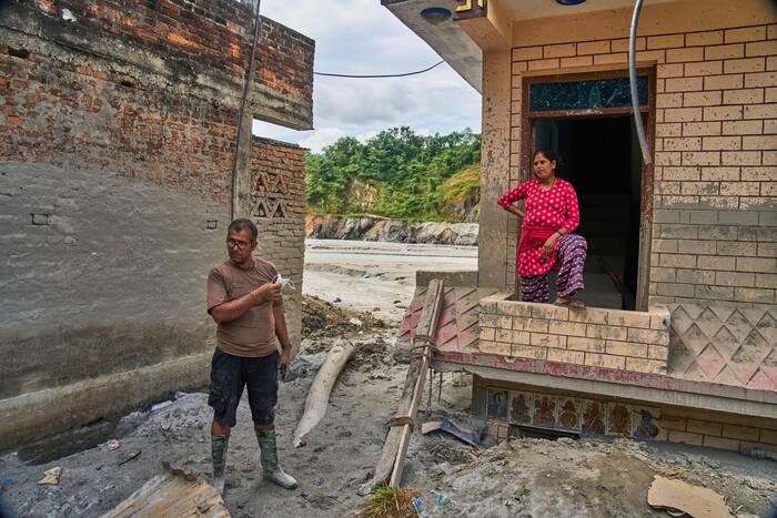 Een maand na de overstromingen in Nepal worden er nog steeds duizenden vermist en staan ​​gezinnen voor een langdurig herstel