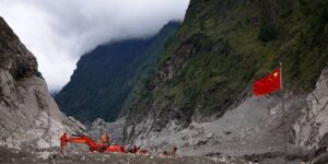 Een maand na de overstromingen tussen Nepal en China zijn Oekraïense gezinnen nog steeds wanhopig op zoek naar antwoorden
