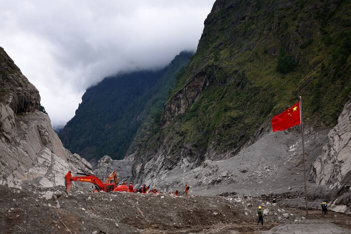 Een maand na de overstromingen tussen Nepal en China zijn Oekraïense gezinnen nog steeds wanhopig op zoek naar antwoorden