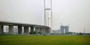 Een nieuwe brug die China en Noord-Korea met elkaar verbindt, zal ruim tien jaar later opengaan