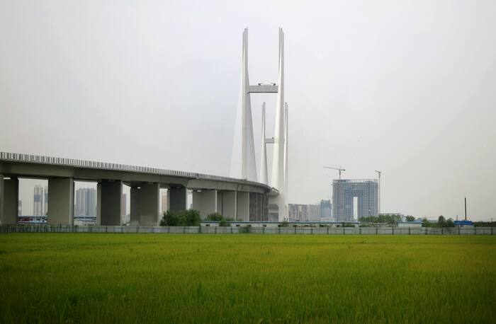 Een nieuwe brug die China en Noord-Korea met elkaar verbindt, zal ruim tien jaar later opengaan
