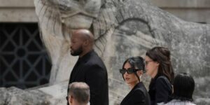 Een rechtbank in Parijs kent Kim Kardashian 1 euro toe na haar overval in 2016