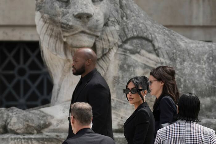 Een rechtbank in Parijs kent Kim Kardashian 1 euro toe na haar overval in 2016