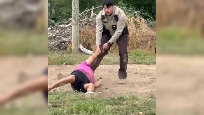 Een video van een agent uit Zavala County die een oudere vrouw sleept, roept vragen op