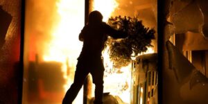 Er breken rellen uit in de hoofdstad van Albanië, terwijl studenten zich aansluiten bij de antiregeringsbeweging