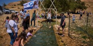 Extreemrechtse kolonisten leiden het bronwater van de Westelijke Jordaanoever af terwijl Israël de overname van erfgoedsites steunt