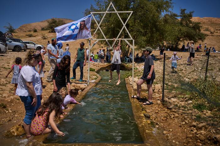 Extreemrechtse kolonisten leiden het bronwater van de Westelijke Jordaanoever af terwijl Israël de overname van erfgoedsites steunt