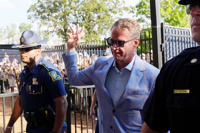 Fans in Ole Miss’ Grove bespotten Lane Kiffin, maar prijzen hun ‘gastvrijheid’ aan als hij terugkeert met LSU