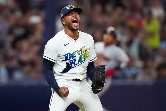 Freddy Peralta, Liam Hicks tillen de Rays naar een 3-1 overwinning op de Guardians, waardoor de ALCS op 1-1 komen