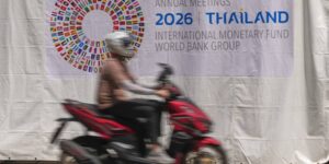 Het IMF verhoogt zijn voorspelling voor de mondiale groei dit jaar, maar waarschuwt voor de risico’s van de opkomst van AI en de schuldenlast