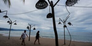 Het dodental loopt op tot zes nu de overblijfselen van de orkaan Simon en Rachel overstromingen veroorzaken in Mexico