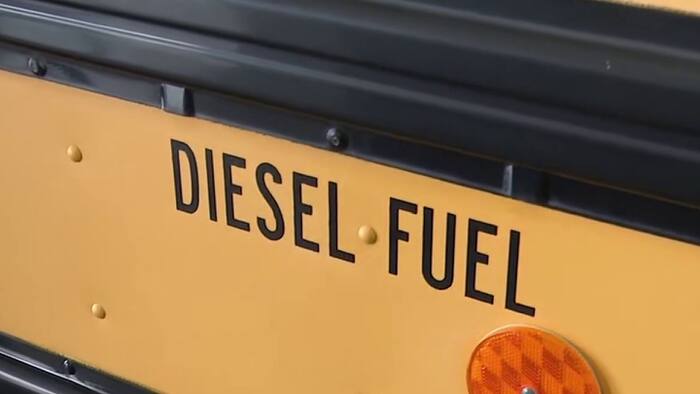 Hoe de stijgende dieselprijzen de budgetten voor schoolbussen in de omgeving van San Antonio beïnvloeden