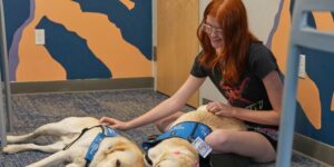 Honden brengen rust en vreugde bij leerlingen na de schietpartij op de middelbare school in Colorado