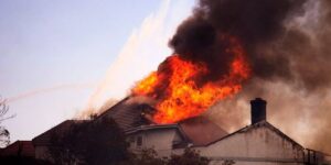 Huizen aan de kust branden terwijl hete wind de branden in Californië aanwakkert