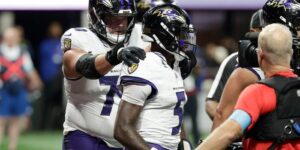 Huntley leidt de late TD-drive om OT te forceren en scoort vervolgens op een run van 1 yard terwijl Ravens Falcons met 30-23 verslaat