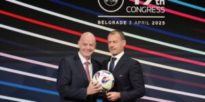 Infantino zal de FIFA-raadsvergadering voorzitten terwijl critici hem willen afzetten