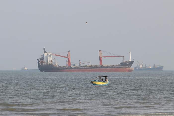 Iran zegt dat een schip is gezonken nadat het een mijn in de Straat van Hormuz had geraakt, en andere ontwikkelingen in het Midden-Oosten