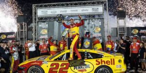Joey Logano wint de NASCAR-race in Bristol terwijl Carson Hocevar en Ryan Blaney daarna vechten