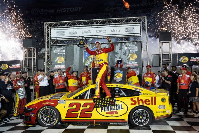 Joey Logano wint de NASCAR-race in Bristol terwijl Carson Hocevar en Ryan Blaney daarna vechten