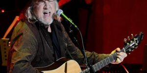 John Anderson, countryster met hits als ‘Wild and Blue’, sterft op 71-jarige leeftijd